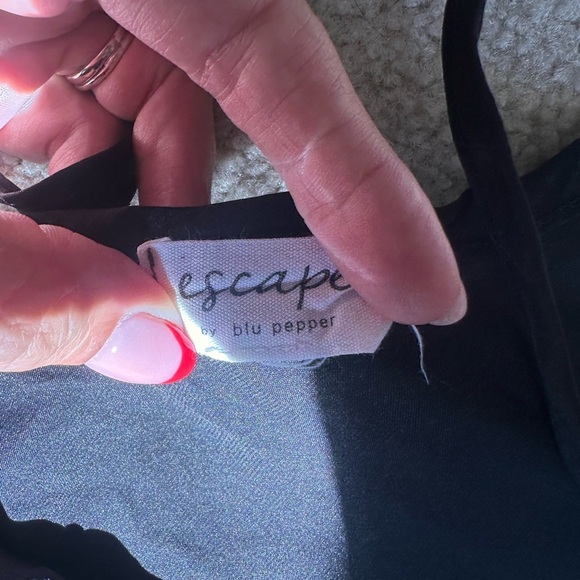 🍒🍒 3/7 BUNDLE DEAL Blu Pepper Womens Size Medium Black Sleeveless Camisole Top - Picture 3 of 4